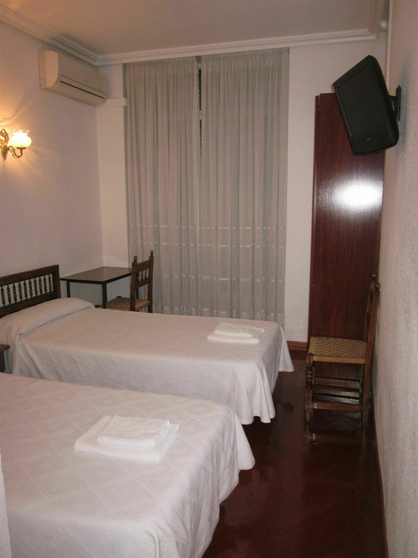 Hostal Esmeralda Madrid Luaran gambar
