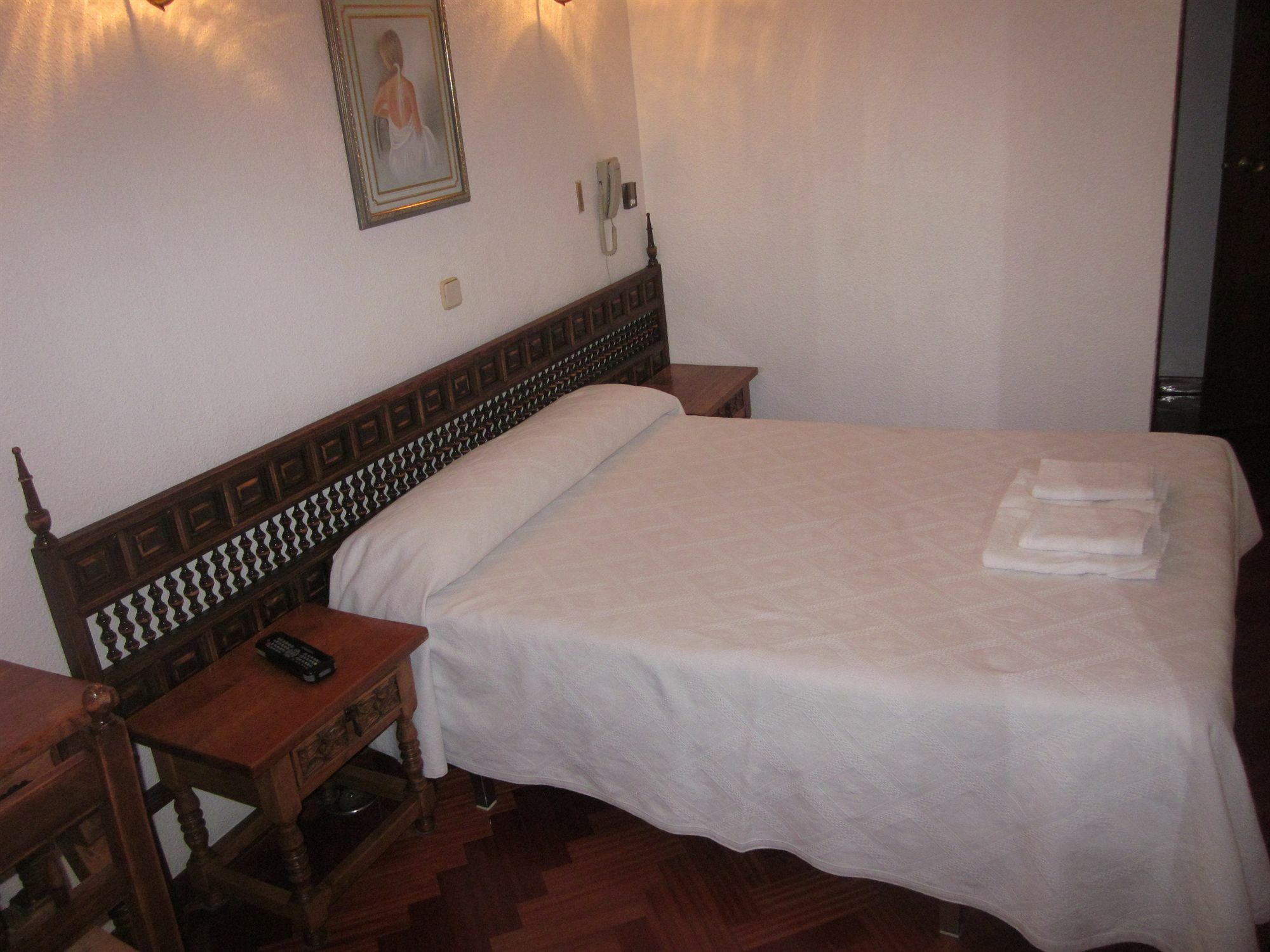 Hostal Esmeralda Madrid Luaran gambar